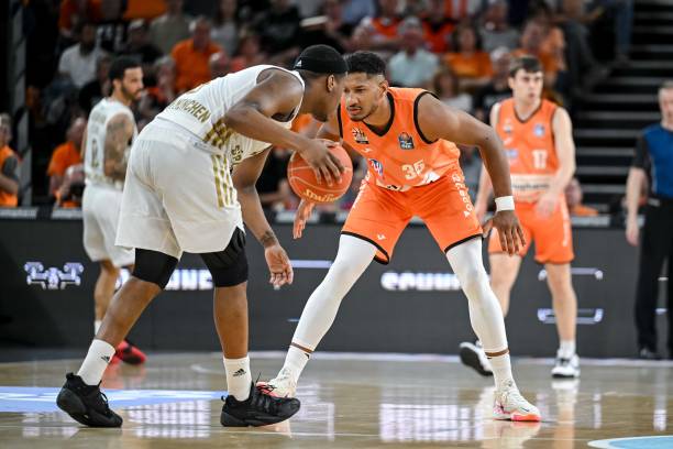 她在第一个 她在第一个